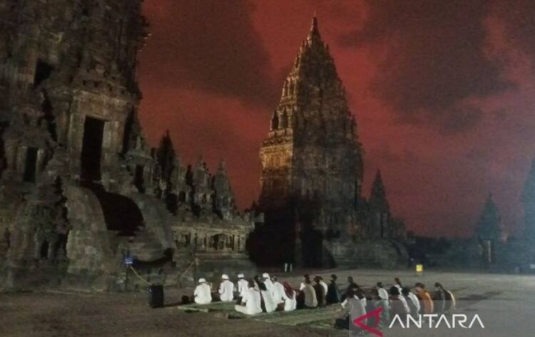 Umat Hindu saat melakukan ritual persembahyangan Purnama Tilem di pelataran Candi Prambanan, DIY, Rabu (27/12/2023) malam.(Dok. ANTARA/Victorianus Sat Pranyoto)